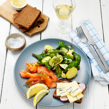 Bildmotiv für Geräucherter Lachs mit warmem Kartoffelsalat und CAMBOZOLA
