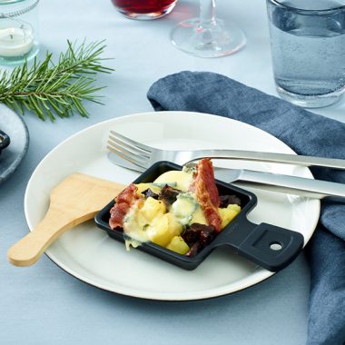 Bildmotiv für CAMBOZOLA Raclette Skillet with Potatoes, Bacon and Prunes