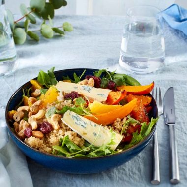 Bildmotiv für Winterliche Quinoa-Bowl mit CAMBOZOLA, Cashew-Cranberry-Mix und Orangen-Dressing