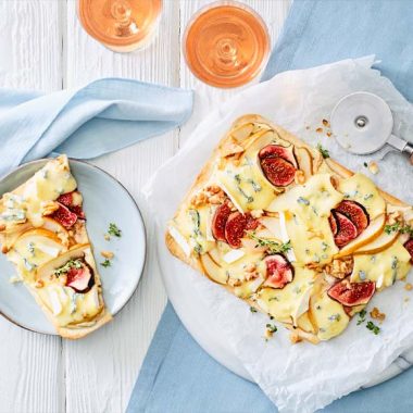 Bildmotiv für Flammkuchen mit CAMBOZOLA, Birnen und Feigen