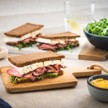 Bildmotiv für Belegtes Roggen-Vollkornbrot mit Roastbeef, CAMBOZOLA und Rucola