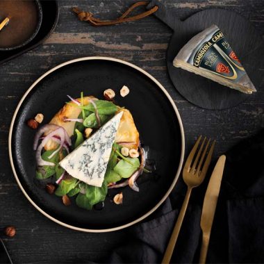 Bildmotiv für Ugnrostad rotselleri med spenat, lök och hasselnötter med CAMBOZOLA Black Label