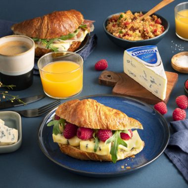 Bildmotiv für Croissants mit CAMBOZOLA, Rucola, Himbeeren und Serrano Schinken