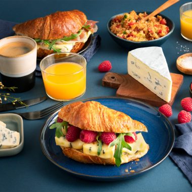 Bildmotiv für Croissants avec du CAMBOZOLA, de la roquette, des framboises et du jambon serrano