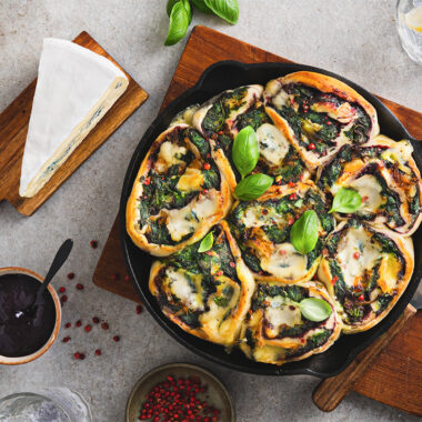 Bildmotiv für CAMBOZOLA Pizzaschnecken mit Cassis Sauce