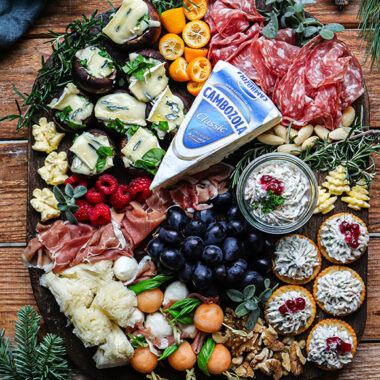 Bildmotiv für Cheeseboard-mit Cambozola-Frischkaese-Praline-und-ueberbrackene-Champignons